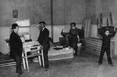 Mindennapi élet, költözés jelenete egy párizsi épületben. Fényképészet, 19. század vége, Párizs. Coll. Selva. alkotó: Unknown photographer