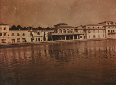 Néhány épület vízre néző homlokzata a Nagy-Brioni szigeten (Veliki Brijun), Brijuni-szigetek alkotó: Unknown photographer