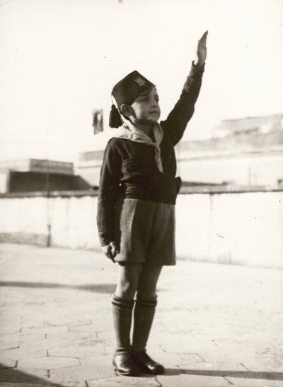 Fasizmus, kis asztal alkotó: Unknown photographer