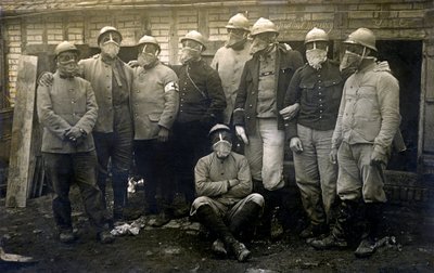 Első világháború 1914-1918 (14-18): francia katonák és szövetségesek csoportja fényképezkedik a kaszárnyájuk előtt. Mindannyian gázálarcot viselnek - keltezetlen, névtelen fotó - alkotó: Unknown photographer