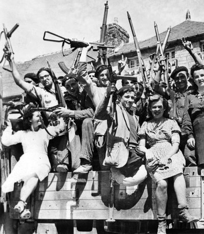 Francia partizán mesterlövészek felszabadítanak egy falut Normandiában, 1944. június-július (fekete-fehér fotó) alkotó: Unknown photographer
