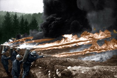 Francia katonák lángszórót használnak a lövészárkokból, Chemin des Dames alkotó: Unknown photographer