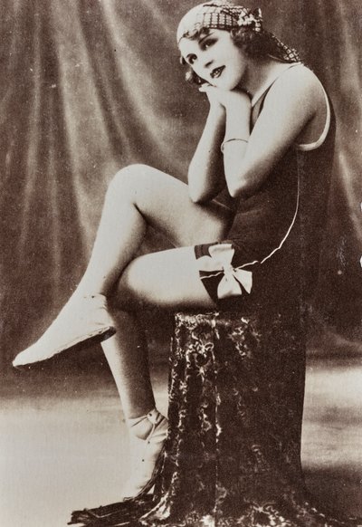 Egészalakos portré egy fiatal nőről fürdőruhában. alkotó: Unknown photographer