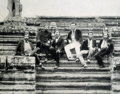 Csoportportré az 1866-1868-as Mekong Exploration Expedition (Garnier, Doudart de Lagrée) tagjairól az Angkor Vat lépcsőjén. alkotó: Unknown photographer