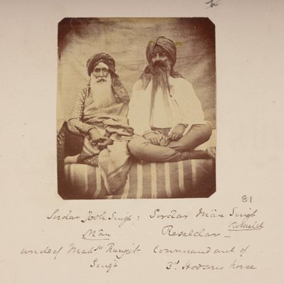 Ranjit Singh szülővárosának vezetői: nagybátyja, Jodh Singh Mann (balra) és Man Singh Vuraich, Gujranwala, 1860 körül (fekete-fehér fotó). alkotó: Unknown photographer