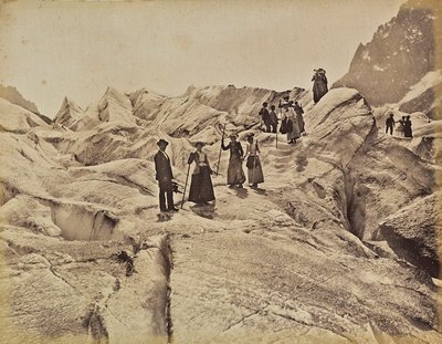 Túrázók a "Mer de Glace" jégen a Mont Blanc-on, Chamonix, Franciaország alkotó: Unknown photographer