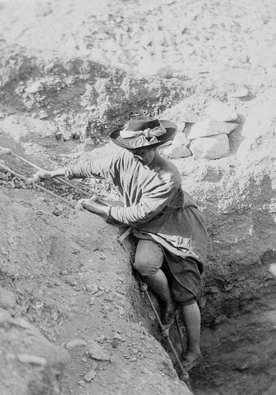 Hilda Petrie (született Urlin) kötélhágcsón leereszkedik egy síraknába, valószínűleg Denderah-ban alkotó: Unknown photographer
