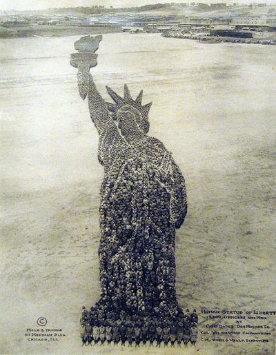 Emberi Szabadság-szobrot alakítottak ki amerikai katonák alkotó: Unknown photographer