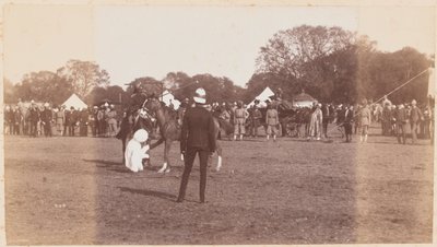 Indiai sowar leesett a lováról alkotó: Unknown photographer