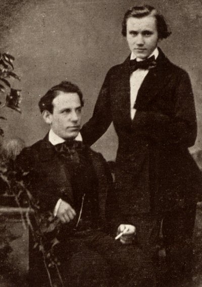 Johannes Brahms (1833-1897) német zeneszerző, állva, a menekült magyar hegedűművésszel, Remenyi Eduárddal (1828-1898), akivel turnézni ment (féltónusos felvétel). alkotó: Unknown photographer
