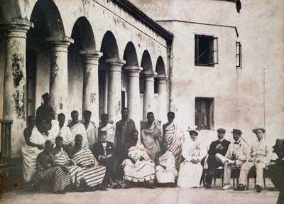 Prempeh király és udvar Dr de Groot-tal és Mrs de Groot-tal a Gold Coast-i kastélyban alkotó: Unknown photographer