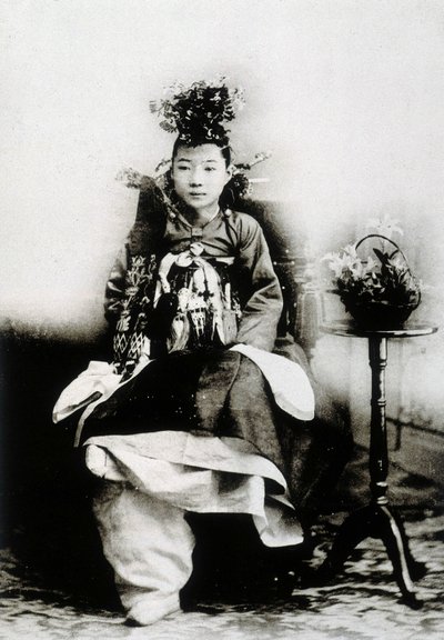 Koreai nő hagyományos esküvői ruhában alkotó: Unknown photographer