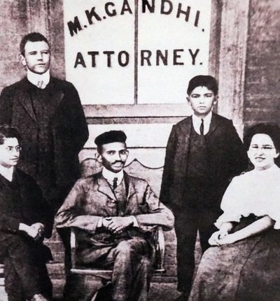 Mahatma Gandhi négy munkatársával ül ügyvédi irodája előtt Johannesburgban, Dél-Afrikában, Dél-Afrikában. alkotó: Unknown photographer