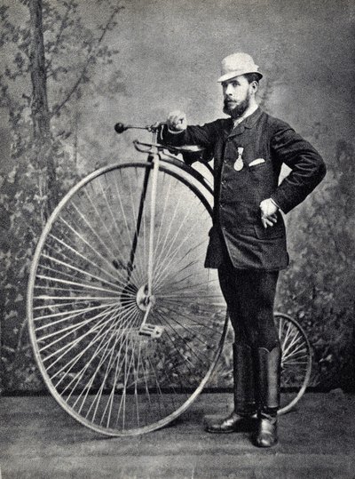 Ember pózol a nagy bi-vel (grand bi), a velocipéd ősével. Fényképészet, 19. század vége, Párizs. Coll. Selva. alkotó: Unknown photographer