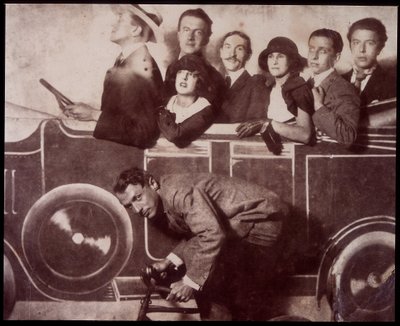 Max Morise, Simone Breton, Paul Eluard, Joseph Delteil, Gala Desnos, Andre Breton és Max Ernst (a kerékpáron) a Foire de Montmartre-on. alkotó: Unknown photographer