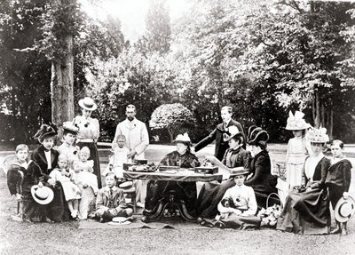 A brit királyi család tagjai, köztük V. György király, VIII. Edward király Viktória királynő körül egy kerti partin. Fényképezés 1895 és 1901 között. alkotó: Unknown photographer