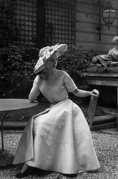 Mode Dior en 1948: Christian Dior "New Look" köntöse (fotó) alkotó: Unknown photographer