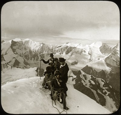 Hegymászás a 19. század végén vagy a 20. század elején: hegymászók csoportja a Wetterhorn csúcsán (szó szerint „Időszarv”, 3692 m), a Wetterhorner-hegység csúcsa, Berni-Alpok, Bern kanton, Svájc - hegymászás, cordee - photog alkotó: Unknown photographer