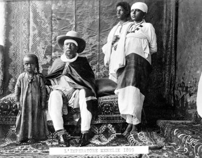 II. Menelik etióp császár (1844-1913) portréja családjával. alkotó: Unknown photographer