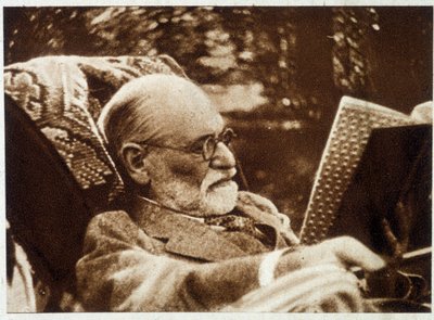 Sigmund Freud olvasó portréja - a "Vu"-ban, 1932. 07. 20-tól alkotó: Unknown photographer