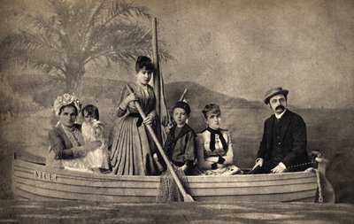Portré egy családról egy fotóssal, egy csónakban. Fényképészet, 19. század vége, Párizs. Coll. Selva. alkotó: Unknown photographer