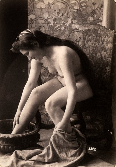Portré egy meztelen nő lábát mosó nőről alkotó: Unknown photographer