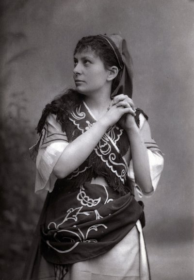 Elisabeth Janvier szoprán portréja Charles Gounod „Le Tribut de Zamora” című művében 1881-ben. alkotó: Unknown photographer