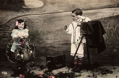 Két gyermek portréja egy fotós műtermében alkotó: Unknown photographer