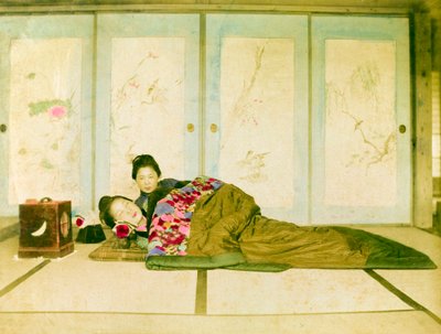 Egy futonon fekve. Két japán nő fekszik a földre helyezett hagyományos futonon. Japán, 1910 körül. Japán, Kelet-Ázsia, Ázsia. ©Cultural Heritage Images/UIG/Leemage alkotó: Unknown photographer