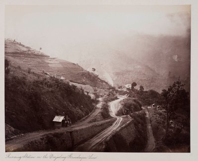 Tolatóállomás a Darjeeling-Himalája vonalon, 1885 körül (szépia fotó) alkotó: Unknown photographer