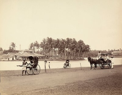 Riksha és szekér egy indiai folyó partján alkotó: Unknown photographer