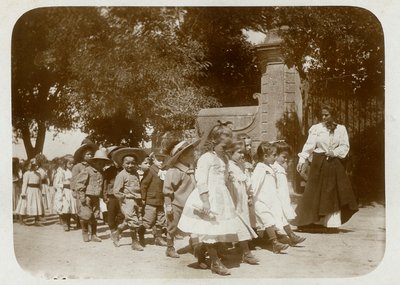 Iskolai séta alkotó: Unknown photographer