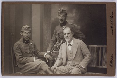 Sigmund Freud fiaival, Ernst és Martin katonai egyenruhában, 1916 körül (fekete-fehér fotó) alkotó: Unknown photographer