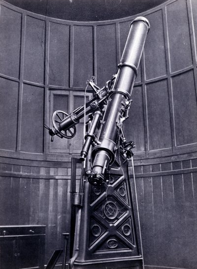 Giovanni Virginio Schiaparelli (1835-1910) asztrofizikus teleszkópja Brerában (Milánó). A Mars bolygón egyenes vonalú alakzatokat figyelt meg, ezeket Marsi csatornáknak (canali) nevezte. alkotó: Unknown photographer