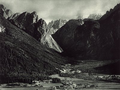 Dobbiaco városa a Dolomitokban alkotó: Unknown photographer