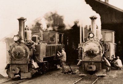 Két gőzmozdony karbantartása két munkás által. alkotó: Unknown photographer