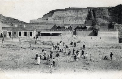 Kilátás Mesnil Val (Mesnil-Val) strandjára kaszinóval és teraszokkal, Manche Normandy képeslap a 20. század elejéről alkotó: Unknown photographer