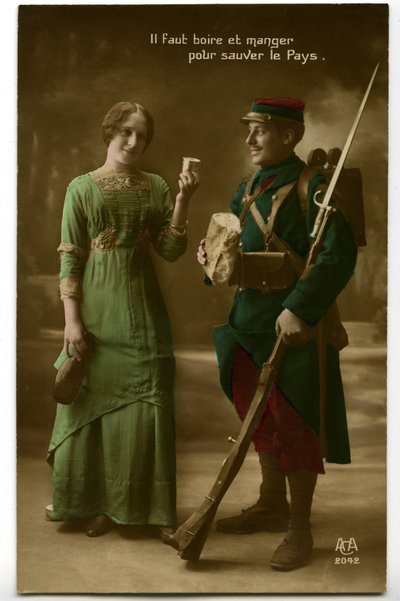 Háború 1914 - 1918 (14-18): korabeli képeslap, amelyen egy francia katona kékhorizontos egyenruhában (kék horizont) veszi a kenyeret és bort, amit egy fiatal nő hoz neki: igyál és egyél, hogy megmentsd a hazát - élelmiszer - alkotó: Unknown photographer