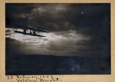 Wilbur Wright repülés közben, "Wilbur Wright" autográf aláírással és "1909. február 25." dátummal, 1909 körül (zselatinos ezüstnyomat, hordozón, tinta). alkotó: Unknown photographer