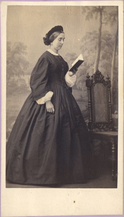 Nő könyvvel, 1860 körül (fénykép) alkotó: Unknown photographer