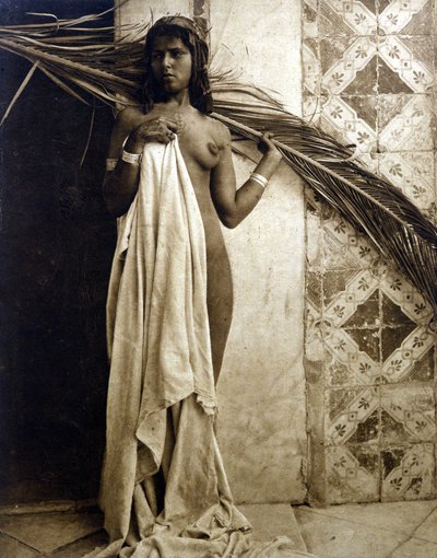 Fiatal berber nő meztelenül pózol. Fényképezés 1890 körül alkotó: Unknown photographer