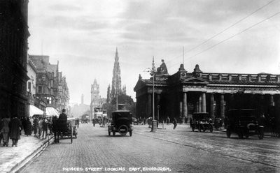 Kelet felé nézve a Princes Street mentén, Edinburghban, a XX. század elején. alkotó: Valentine and Sons Ltd