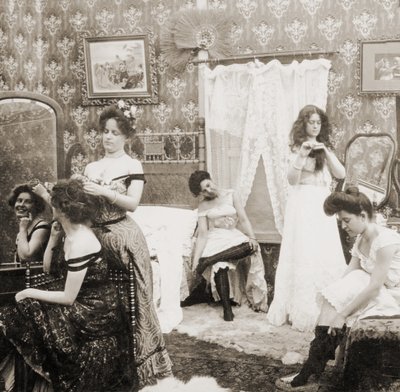 "Öltözködés a bálra", 1900 körül (szepiaszínű fotó) (lásd még 473245) alkotó: Vermont, USA H.C. White Company