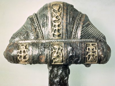Részlet a kard markolatáról, pecsétes díszítéssel (réz és vas) alkotó: Viking
