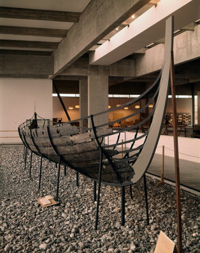 Viking hajót (drakkar vagy Langskip) találtak a Roskilde-fjordban, Dániában, 1030 körül (tölgy, fenyő, kőris és éger) alkotó: Viking