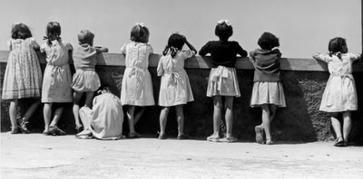 Gyermekcsoport egy parapetnek dőlve, Olaszország, 1960 körül (zselatinos ezüstnyomat) alkotó: Vincenzo Balocchi