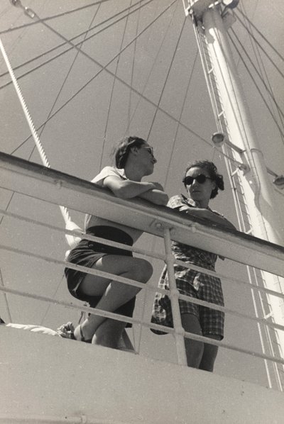 Utasok az "Oceania" tengerjáró hajó fedélzetén, az "At the Edge of Oceania 28th July to 10th August 1935" című albumból. alkotó: Vincenzo Balocchi