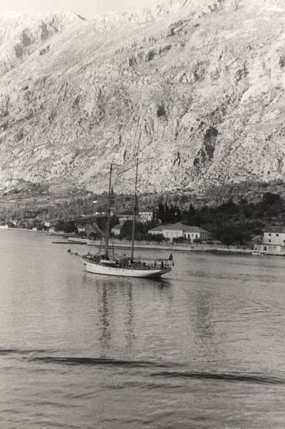 Az Aosta herceg vitorlás hajója a horvátországi Kotor partjainál, a "Korfu, Athén és a Kotori-öböl" albumból. alkotó: Vincenzo Balocchi
