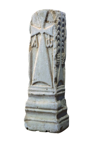 Oltárkő, amely a krizma, az alfa és az omega keresztény szimbólumait ábrázolja, 7. század (kő) alkotó: Visigothic