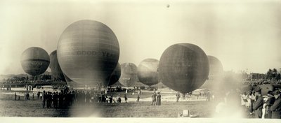 Hőlégballonok egy pályán Dél -St. Louis -ban, indulásra készen; az egyik már az égen a távolban alkotó: W.C. Persons
